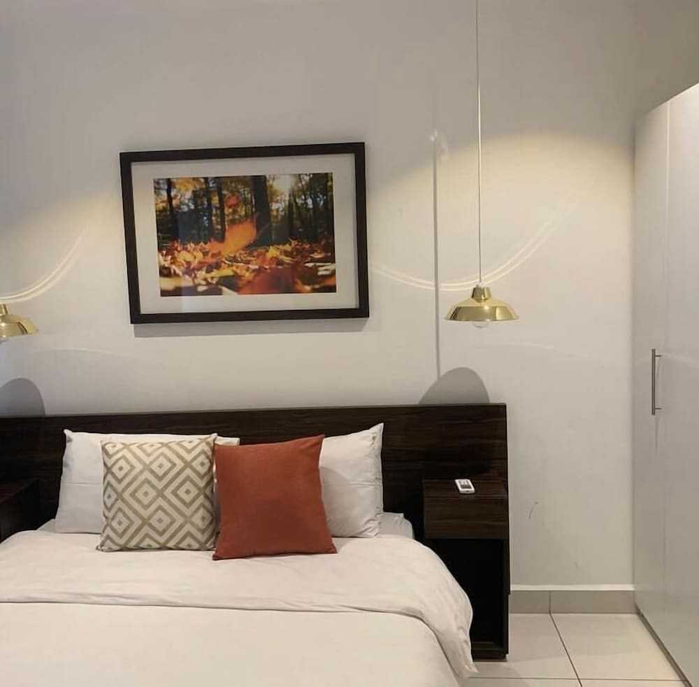 GOLDEN BREEZE SUITES