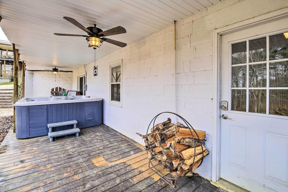 Beckley Studio w/ Hot Tub, 4 Mi to WVU Tech!