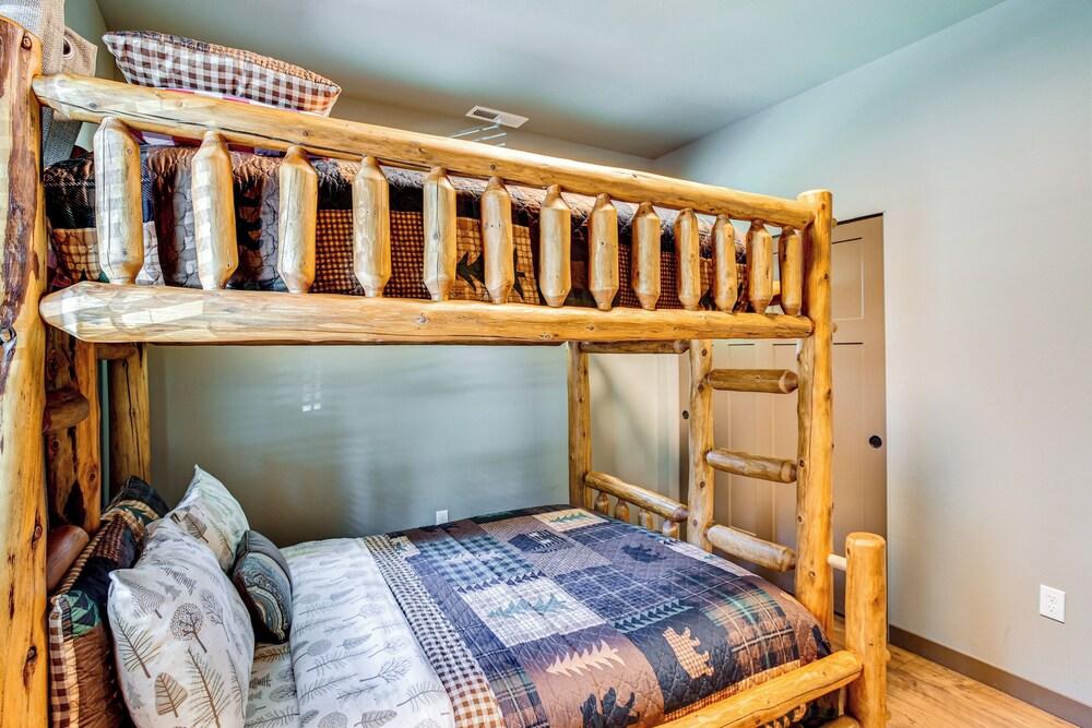 Rustic Cabin Near Mt Rainier: Fire Pit & Bbq!