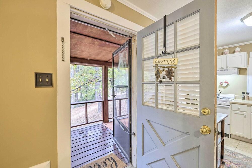 Romantic Eureka Springs Cabin w/ Fireplace!