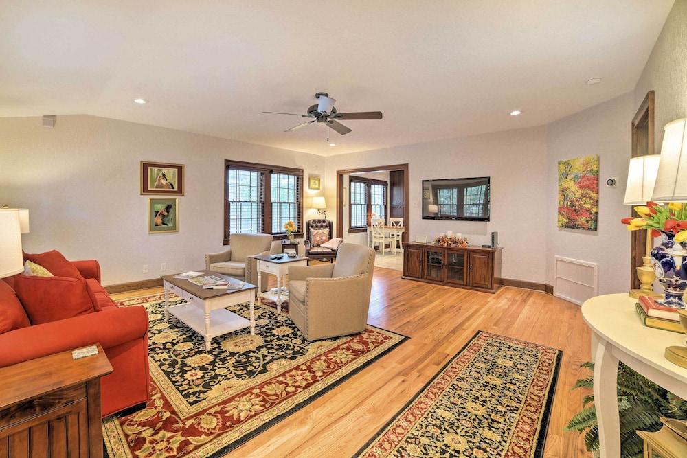 'midtown Garden Cottage' w/ Backyard Garden!