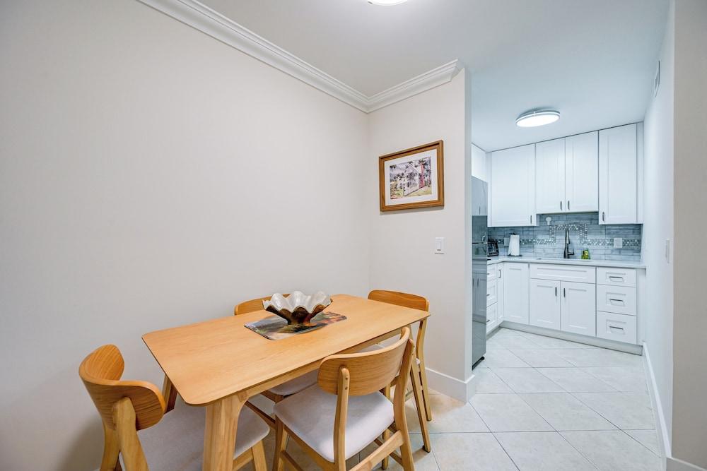 Naples Condo w/ Pool - Walk to Dining & Beach