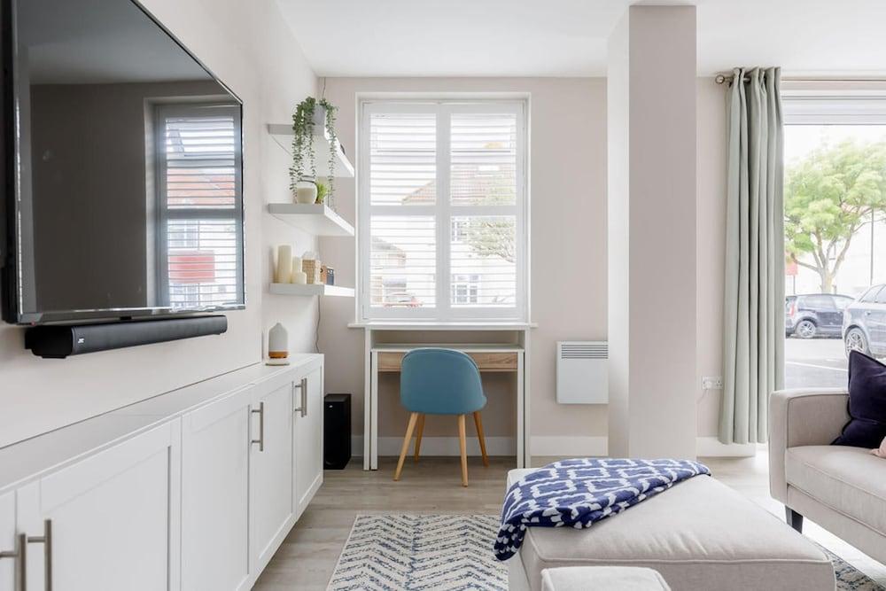 Modern 2bed Flat, Parking, Close to Beach & Shops