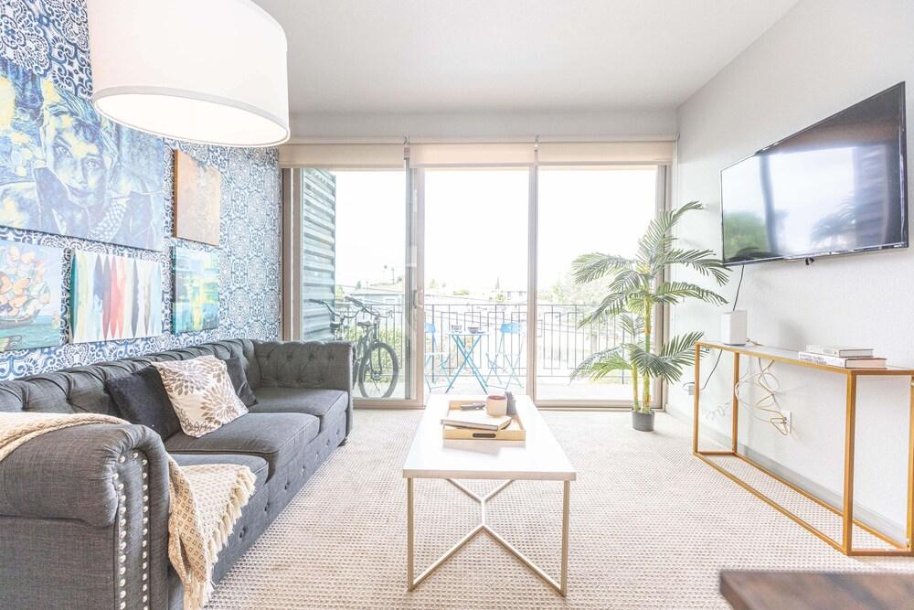 Central King Bed Lux Suite 110