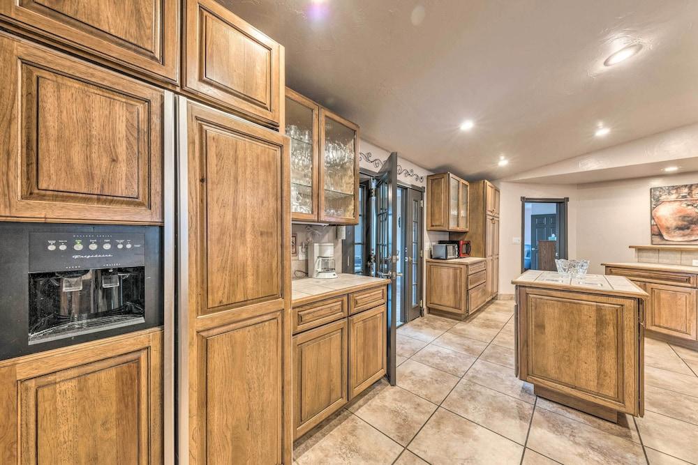 Casa Ruidoso Cabin: Hot Tub, Views & Pool Table!