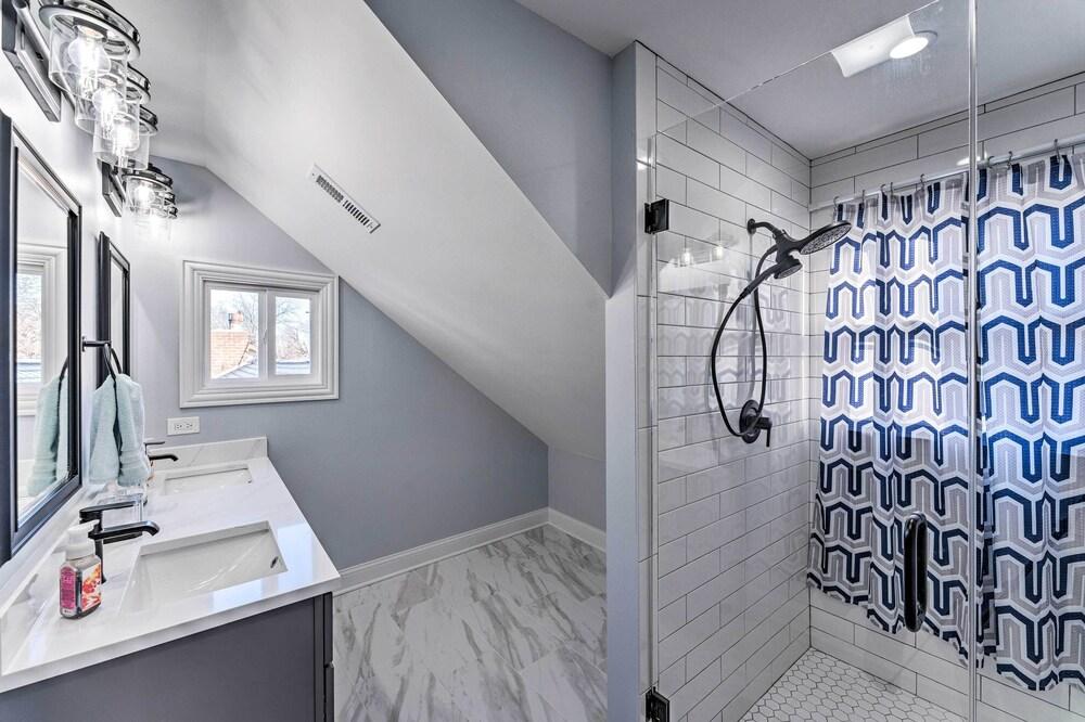 Lakefront Home w/ Gorgeous Sunsets, Kayaks, & Pier