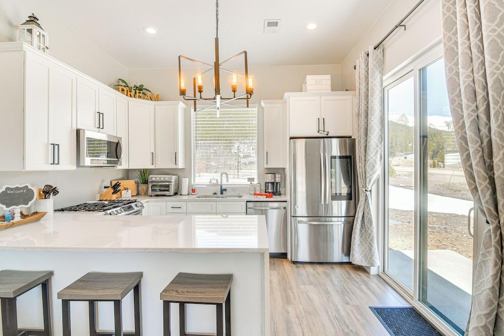 Romantic Mountain Retreat w/ Scenic Views!