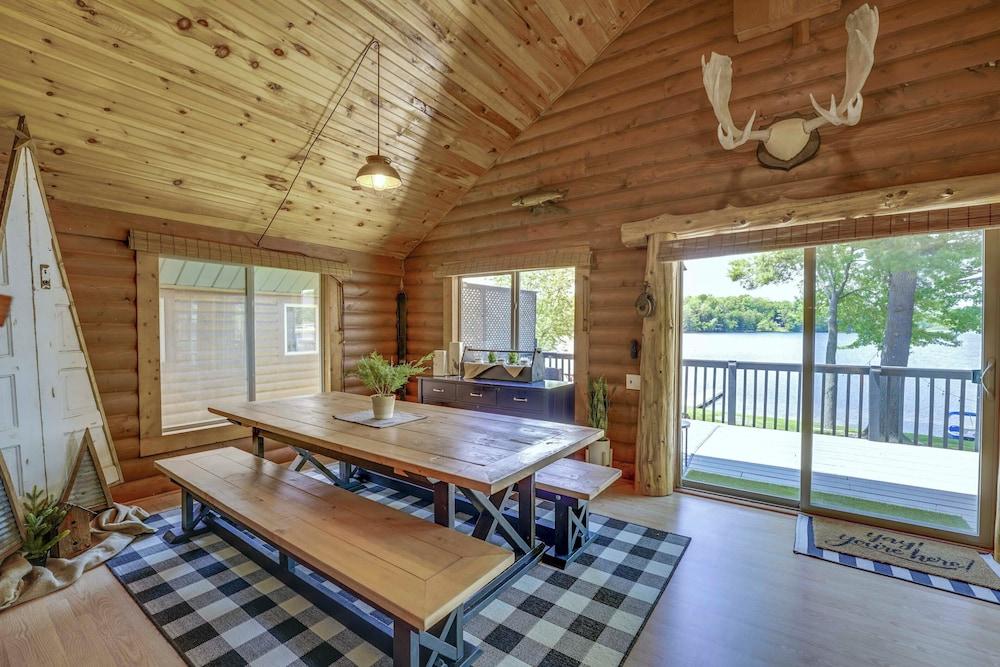 Diamond Lake Waterfront Cabin w/ Deck + Dock!