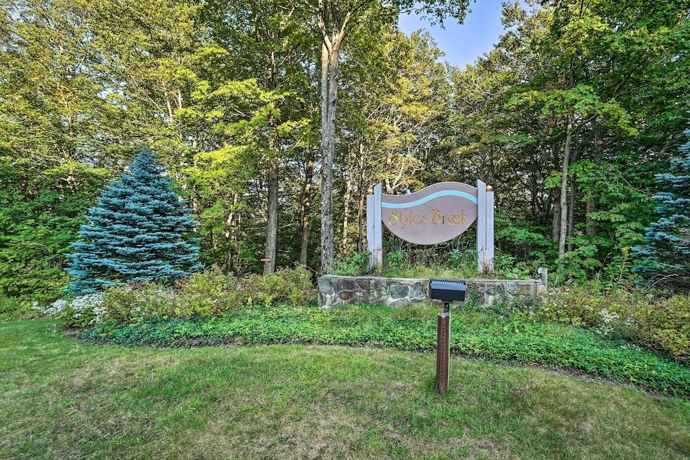 Family-friendly Stratton Gem Close to Slopes!