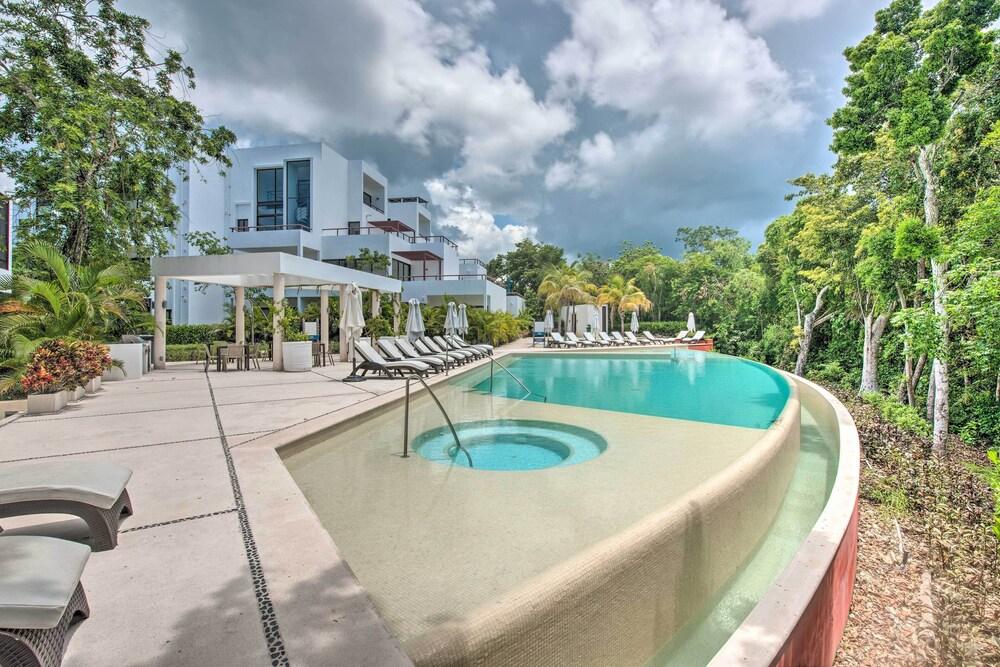 Penthouse w/ Infinity Pool & Golf Course in Akumal
