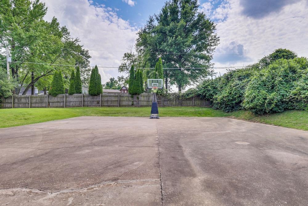 'hidden Paradise' on 5 Acres w/ Hot Tub & Deck!