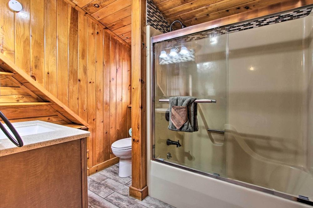 Rustic Cabin w/ Screened Deck: 8 Mi to Dollywood