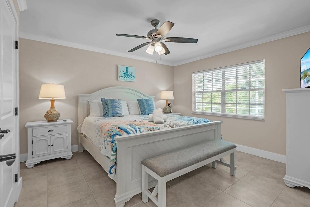 Beached Inn 3 Bedroom Home by RedAwning